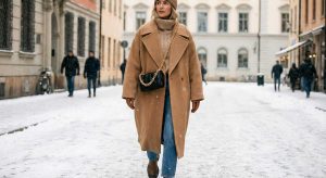 oversize kaşe kaban ve zincir askılı mini çantayla kış kombinasyonu