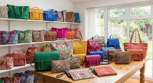 farklı renk ve desen seçeneklerine sahip çanta koleksiyonu