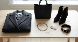 monokrom kombinlerde aksesuar önerileri - çanta, ayakkabı, takı ve kemer detayları