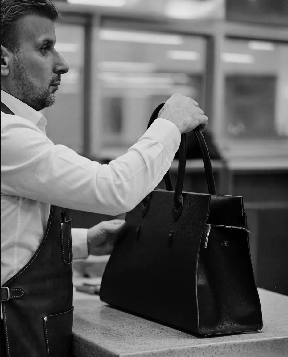 A finished ne'MOTTI bag in the atelier